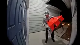Ce a făcut acest livrator, după ce a scăpat pe jos caserola cu aripioare de pui. Imagini surprinse cu camera de supraveghere