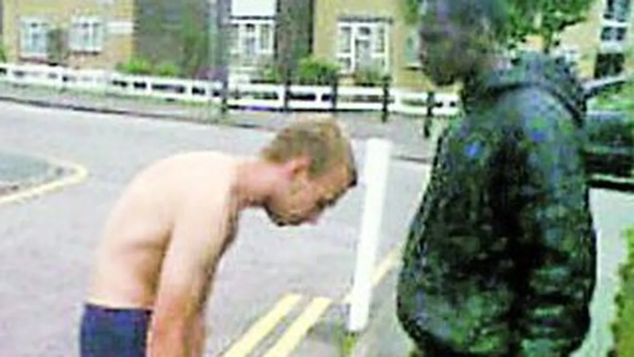 Londonezi nevinovati cad victime protestatarilor violenti din Marea Britanie! Dezbracati de anarhisti