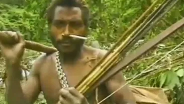 VIDEO INCREDIBIL DE ZAPACITOR! Uite cum reactioneaza un trib din Papua Noua Guinee la vederea unor barbati albi civilizati!