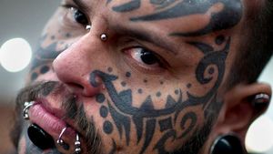 "Diavolul zburător" a aterizat la Bucureşti! Vezi fotografiile incredibile cu cel mai tatuat om din lume