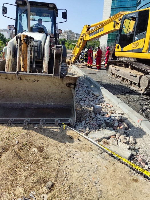 Accident de muncă. Mai mulți muncitori au fost prinși sub pământ pe un șantier de lângă Biblioteca Națională București