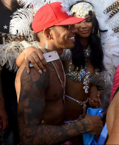 Au făcut-o lată! După ce supermodelul CHANEL IMAN, iubita pilotului LEWIS HAMILTON, a apărut goală într-un film, acum cei doi au dansat pe străzi aproape complet dezbrăcaţi!