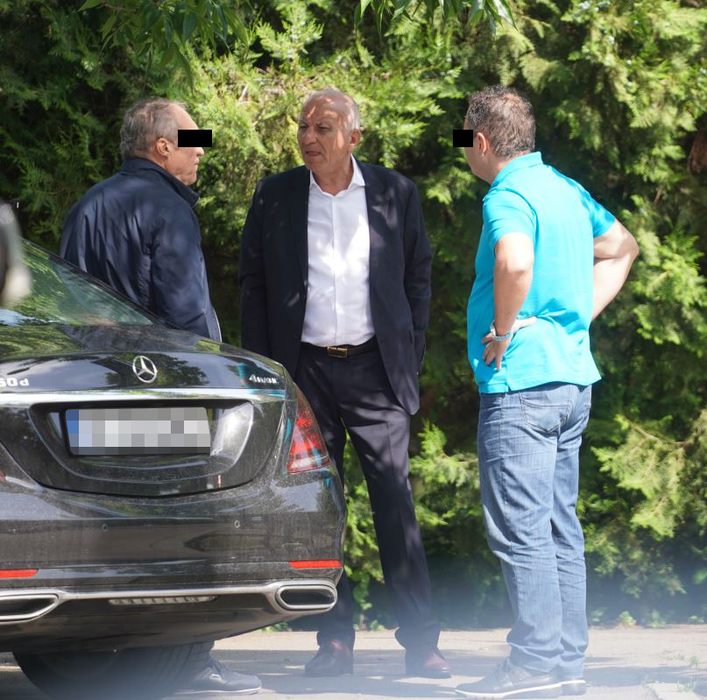 Costel Bucur discută cu amicii lui
