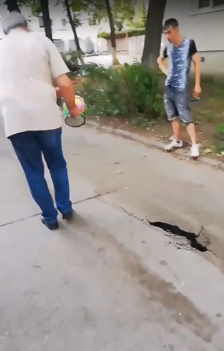Așa ceva nu s-a mai văzut! Cum s-a răzbunat un pensionar din Bacău pe copiii gălăgioși din spatele blocului