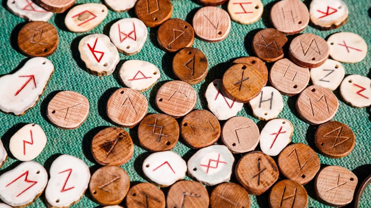 Horoscop rune azi, 4 aprilie 2026. Jera inversată: angajații care așteaptă o plată și antreprenorii anxioși vor primi o lecție dură