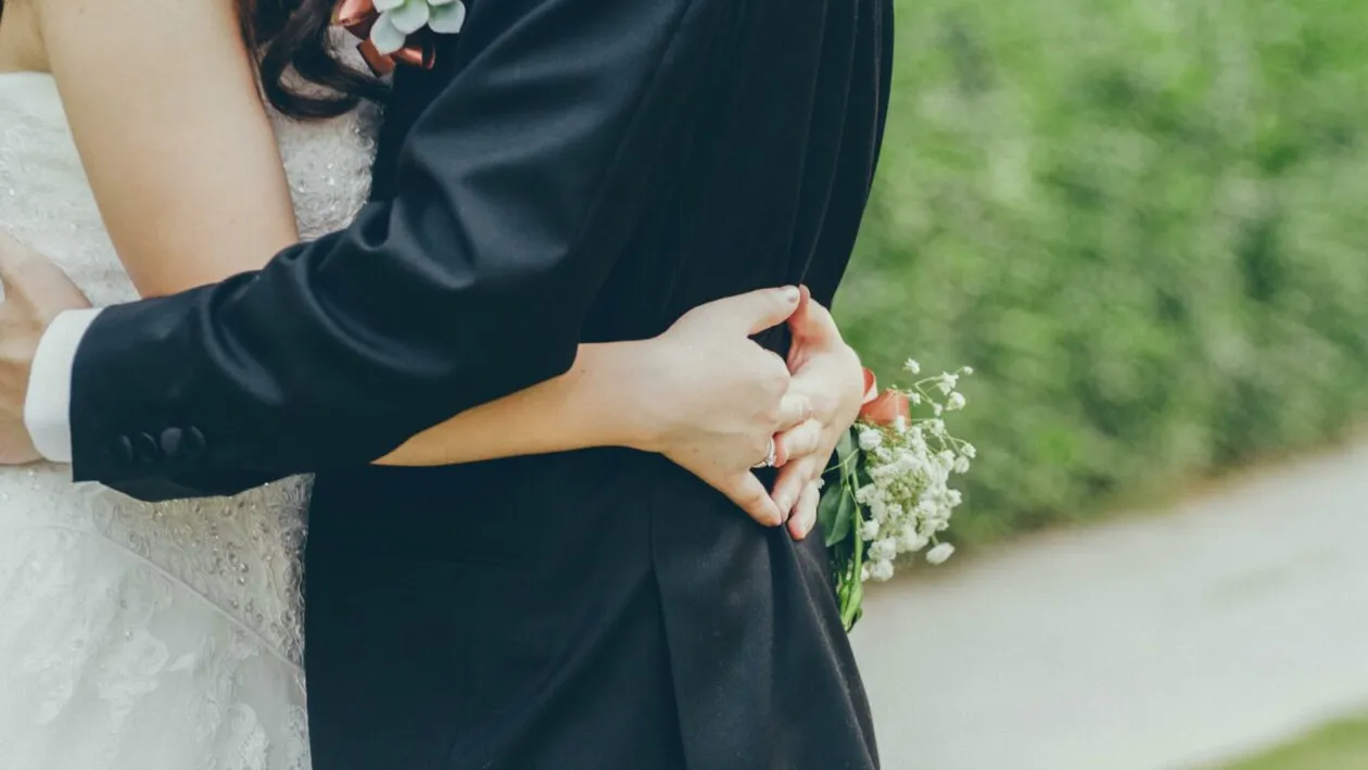 S-a căsătorit în mare secret! Influencerița implicată în scandalul momentului a spus „Da!” la starea civilă. Primele imagini de la eveniment