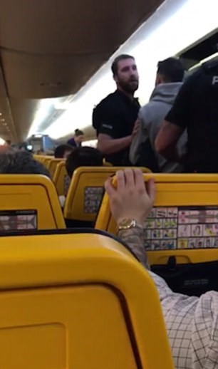 S-a urcat în avion la fel precum ceilalţi pasageri, dar stewardesele au chemat rapid Poliţia! Ce făcuse atât de grav bărbatul de a trebuit scos cu forţa