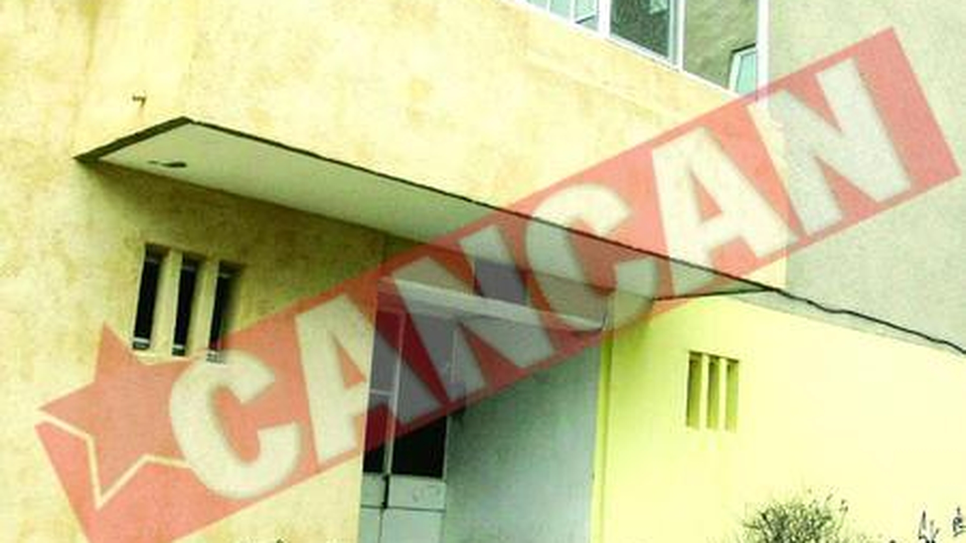 Camatar ciuruit in fata blocului iubitei