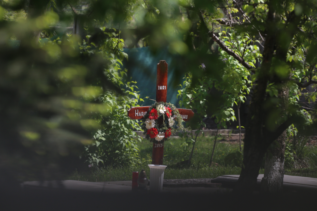 Mormântul Mărioarei Zăvoranu este cel mai îngrijit din cimitir