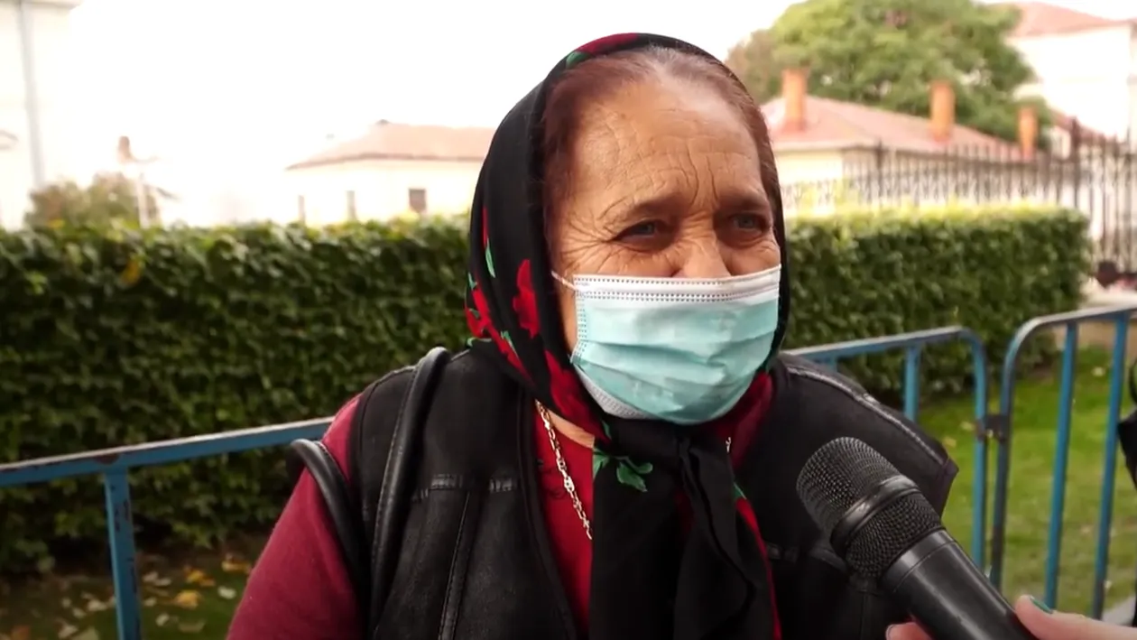 Minune la racla Sfintei Cuvioase Parascheva: „Aveam ca un cârlig în spate, iar când am călcat în ograda bisericii...”