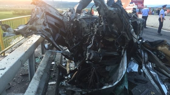 Un tânăr de 24 de ani a intrat cu mașina într-un parapet, în Argeș! Apropiații cred că s-a sinucis din cauza unei datorii
