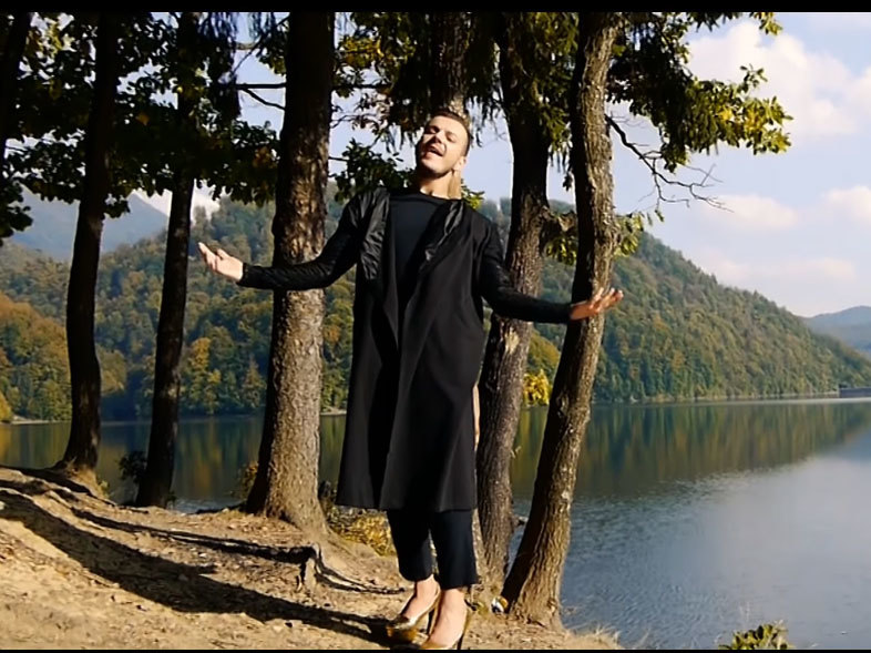 Keky lucrează la o multinaţională