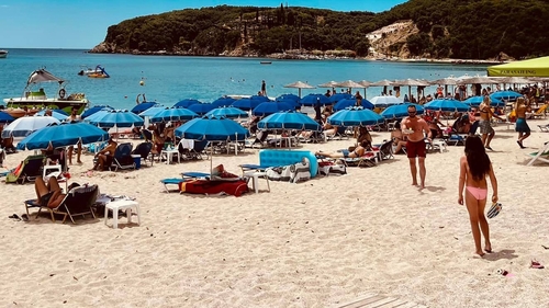 Ce a pățit un turist român aflat în concediu în stațiunea Parga din Grecia: "Stăteam ca tot omul la masă, când aud țipete de pe plajă"