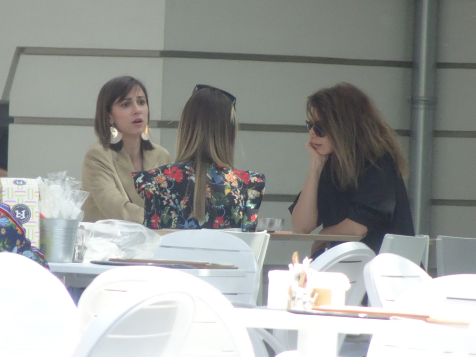 Dana Rogoz, la terasă cu fiul ei, Adela Popescu și Alina Chivulescu