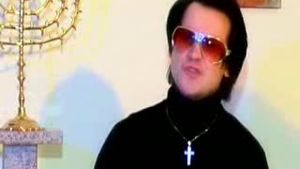 Reincarnarea lui Elvis! El e preotul roman care face furori in Italia! Uite cum ii evanghelizeaza pe italieni prin muzica