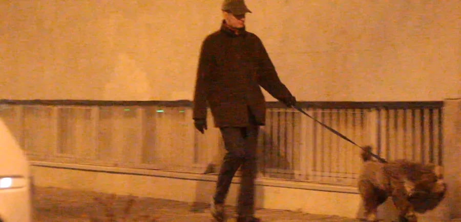 Fostul ministru iese afară doar ca să-şi plimbe câinele