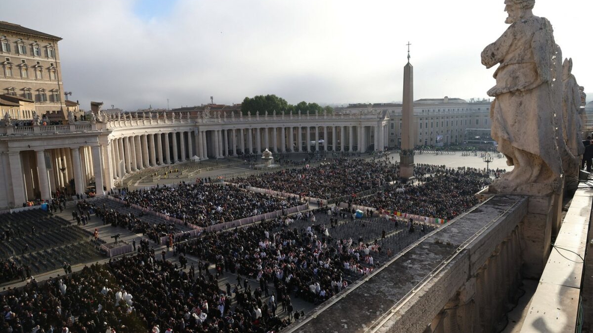Ce a apărut pe cer înainte de înmormântarea Papei Francisc. Toți cei prezenți și-au îndreptat privirile uimite în sus