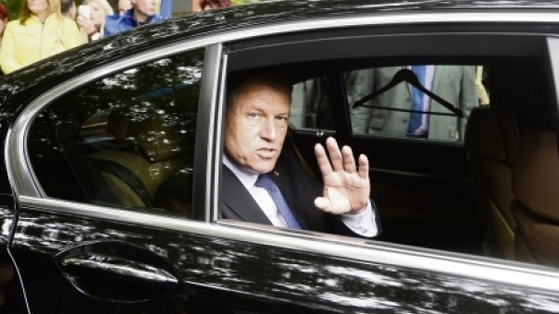 Maşina blindată cu care se plimbă KLAUS IOHANNIS e demnă de filmele cu ROBOCOP! Ce ascunde în interior