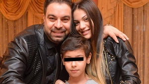 Fata nevazuta a "nebuniei lui Salam"! Ce face baiatul minor al manelistului in sufrageria casei sale! Pozele sunt deja pe net!