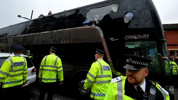 Fanii lui Liverpool au atacat cu sticle autocarul „cetățenilor”!