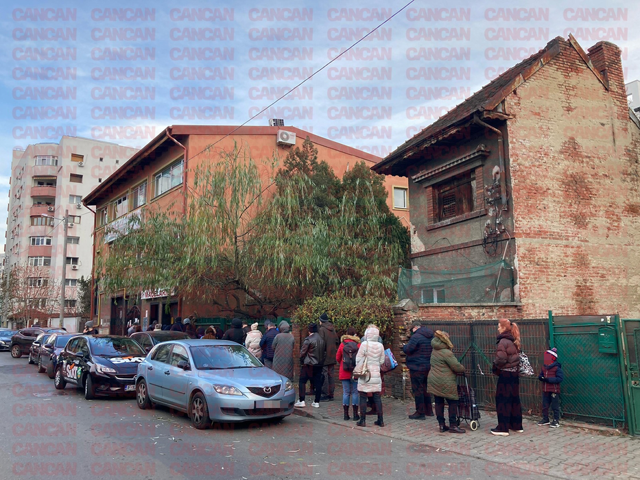 Ca pe vremea lui Ceaușescu! Coadă incredibilă la o măcelărie din București, cu trei zile înainte de Crăciun