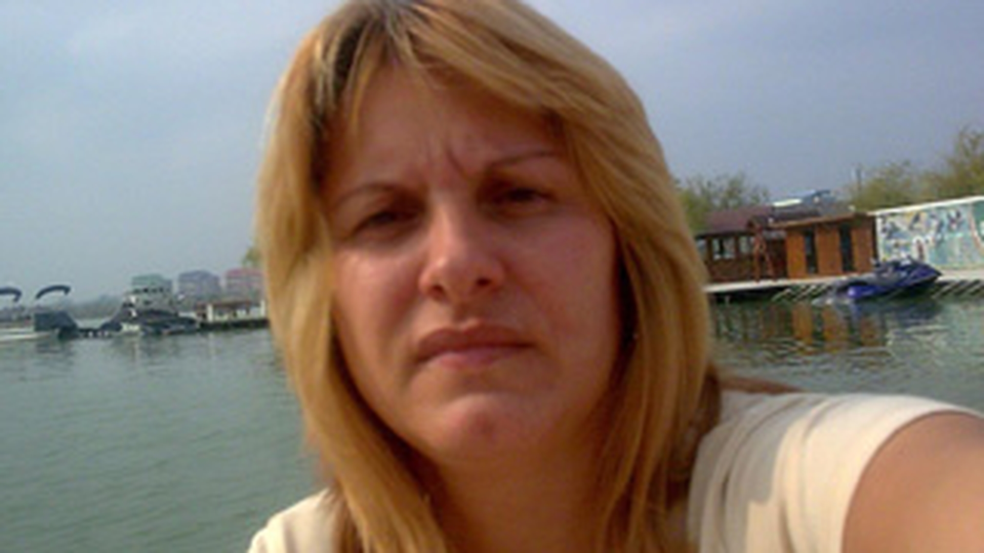 Soc in Constanta! Invatatoarea-proxeneta Aurelia Grosu e fata de functionar onorabil si scrie poezii!
