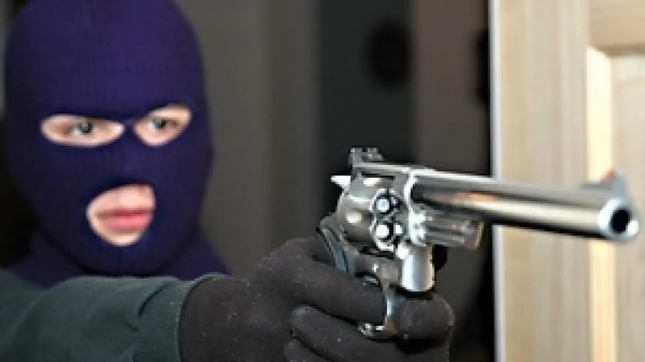 Jaf armat în România! Doi bărbați au furat toate bijuteriile dintr-un magazin, amenințând cu pistolul!