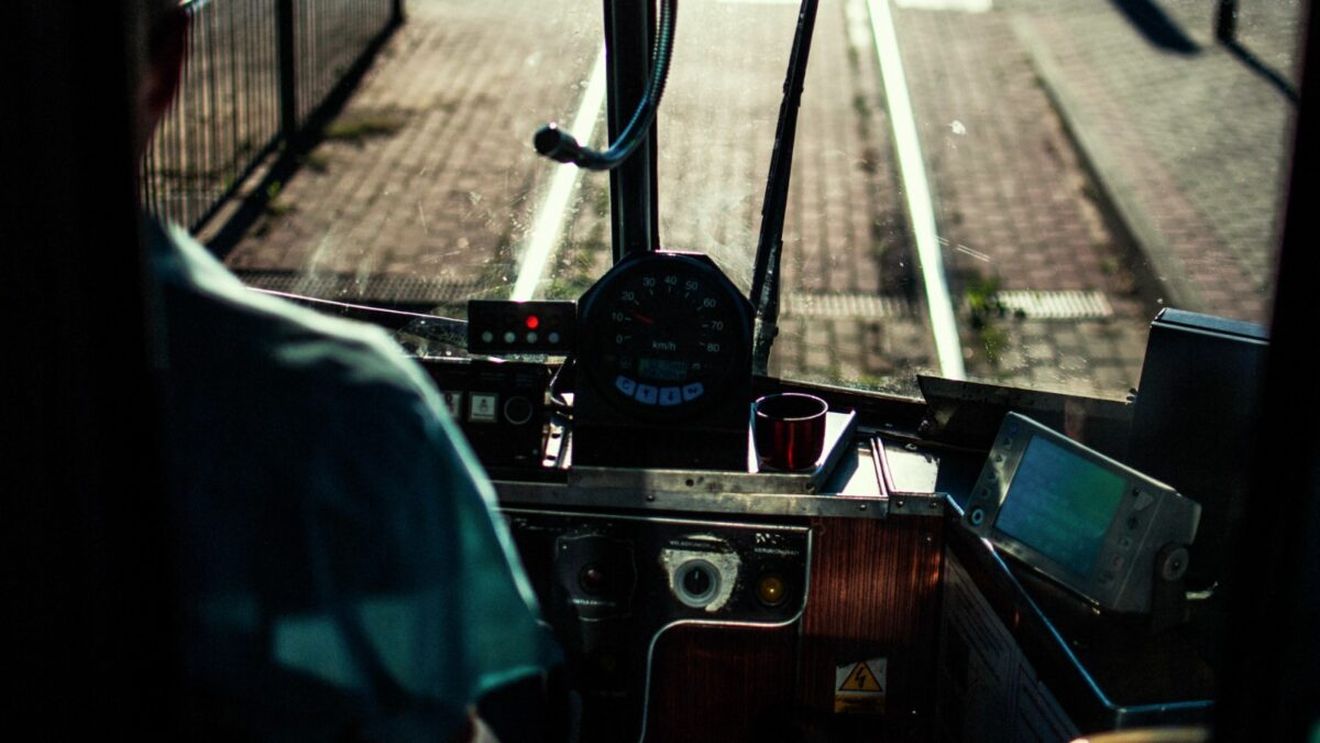 Salariu vatman 2026. Cât câștigă cu tot cu sporuri și tichete de masă