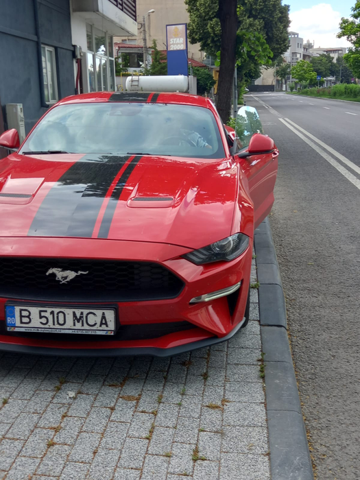 EXCLUSIV | Bogdan Mocanu a dezvăluit care a fost prima lui mașină: “M-am răsturnat cu el”. Se plimbă cu un Mustang care nu e încă al lui, iar în acte, are un Mercedes C Class Hybrid