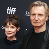Liam Neeson, surprins ținându-se de mână cu o altă actriță, după despărțirea de Pamela Anderson. Gesturile care au atras atenția pe covorul roșu