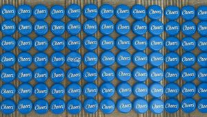 Test IQ | Găsește capacul pe care scrie 'Coca-Cola' din marea de 'Cheers' în sub 10 secunde!