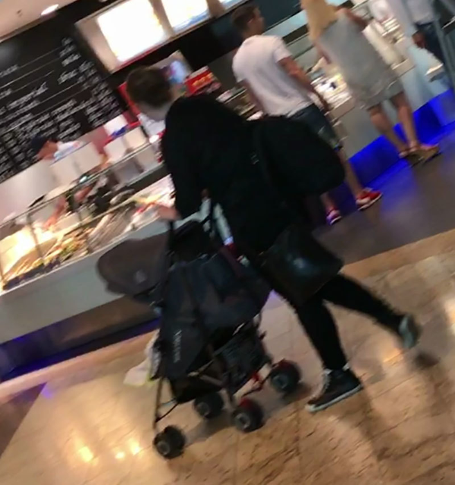 Ana Maria îşi plimbă fiica prin mall