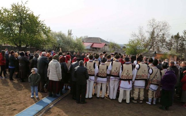 Reacţia episcopului din Huşi, căruia enoriaşii i-au întins covoare pe jos pentru a nu se murdări pe pantofi: „Niciodată Preasfinţitul nu a impus vreun protocol“