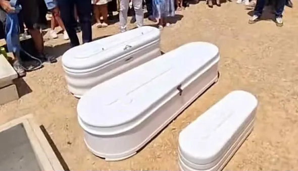 Jale mare la înmormântarea celor 3 frățiori. Noemi a cedat în cimitir: ”Hai la mama”