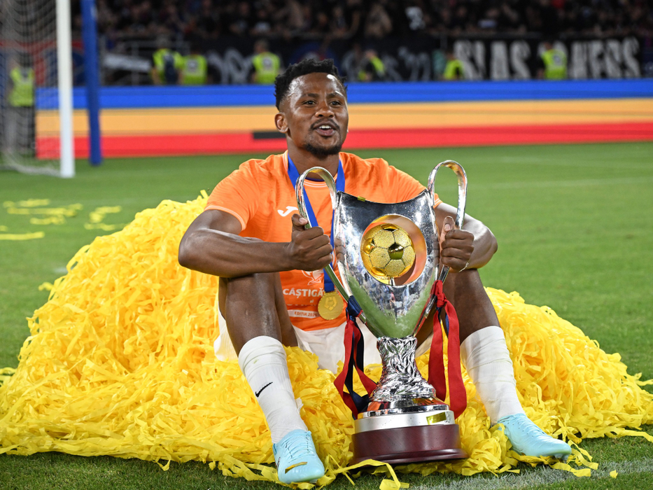 Siyabonga Ngezana se bucura dupa castigarea trofeului in urma meciului dintre FCSB si CFR Cluj, Supercupa Romaniei, desfasurat pe Stadionul Steaua-Ghencea din Bucuresti, sambata 5 iulie 2025. © FOTO:Razvan Pasarica/SPORT PICTURES