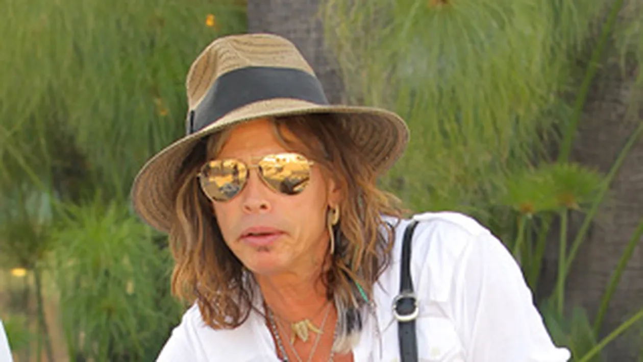 Pectoralii lui Steven Tyler, sani masculini! Steven Tyler si-a dezamagit fanele: nu e chiar asa bine facut cum se credea!