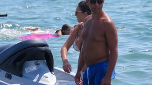 Imagini exclusive. ”Mâna dreaptă” a premierului & logodnica lui s-au răsfăţat la plajă, după ce ”Prinţul ţiganilor” i-a denunţat la DNA!