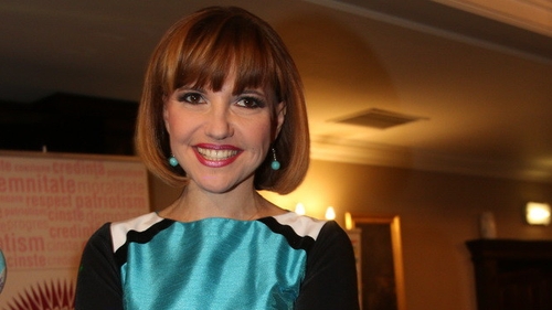 O prezentatoare TV a pierdut notiunea timpului! Marina Almasan poarta blugi de acum un secol, cu dantela catifelata