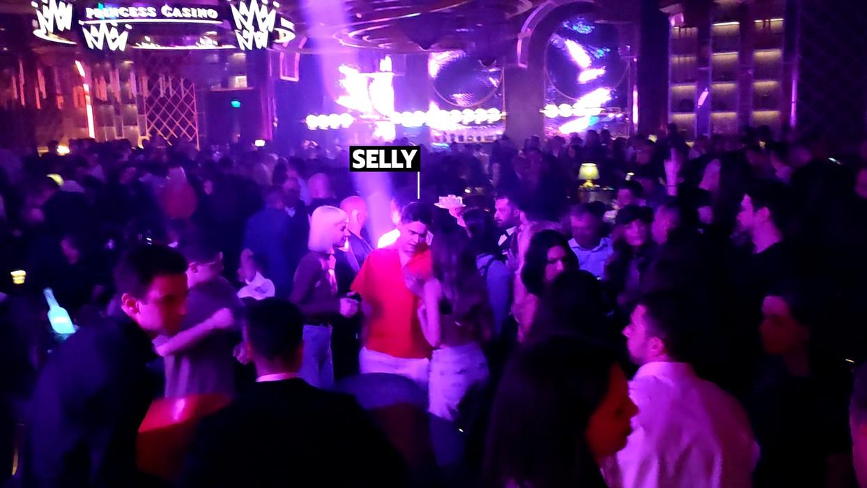 Smaranda îi spune ceva la ureche lui Selly (Foto: CANCAN.RO)
