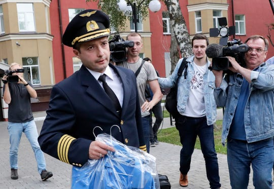 El e pilotul care a aterizat cu un Airbusul 321 într-un lan de porumb. Mărturii emoționante despre salvarea celor peste 230 de oameni aflați la bord