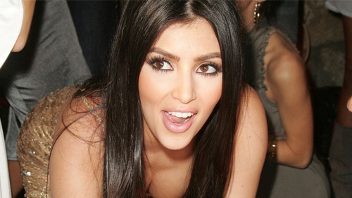 Kim Kardashian a comis-o din nou! Posteriorul sau nu arata deloc cum te asteptai! Cum a putut sa se imbrace vedeta