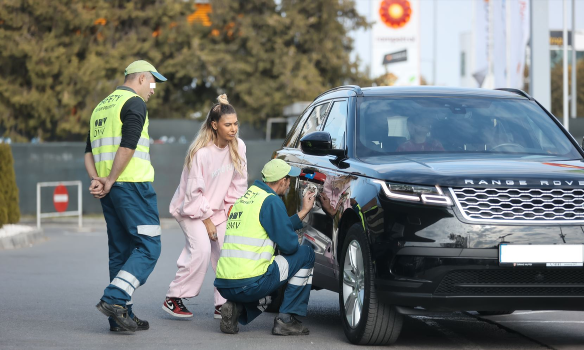 Angajatul continuă să șteargă cu cârpa (Foto: CANCAN.RO)