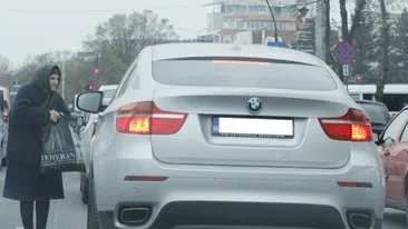 Inna nu-si arunca banii pe cersetori! A ignorat complet o batrana care voia un leu!