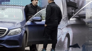 L-a urmărit până la mașină și... Cum se comportă Romică Țociu atunci când prietenii nu-l lasă să plece de la chermeză