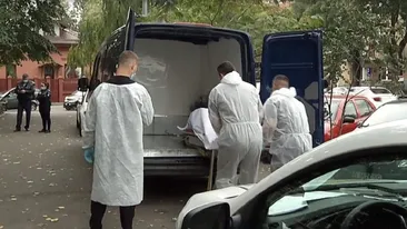 Ce au descoperit rudele unui bătrân decedat pe corpul acestuia! A fost luat cu sicriul din biserică și dus la morgă