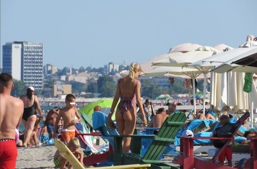 Ioana Marcu, soția lui Ciprian Marica, a ieșit la plajă, cu cei doi copii ai lor (Foto: CANCAN.RO)