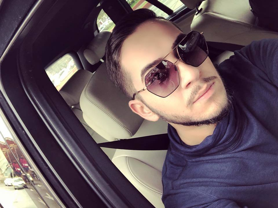 Fulgy s-a dus la ziua unui prieten, căruia i-a cumpărat un cadou inedit. S-a fotografiat cu darul și… “Credeți că o să-i placă?”