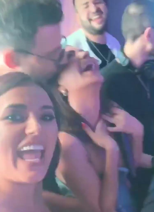 Andreea Antonescu, gesturi tandre cu un tânăr DJ, într-un club din București