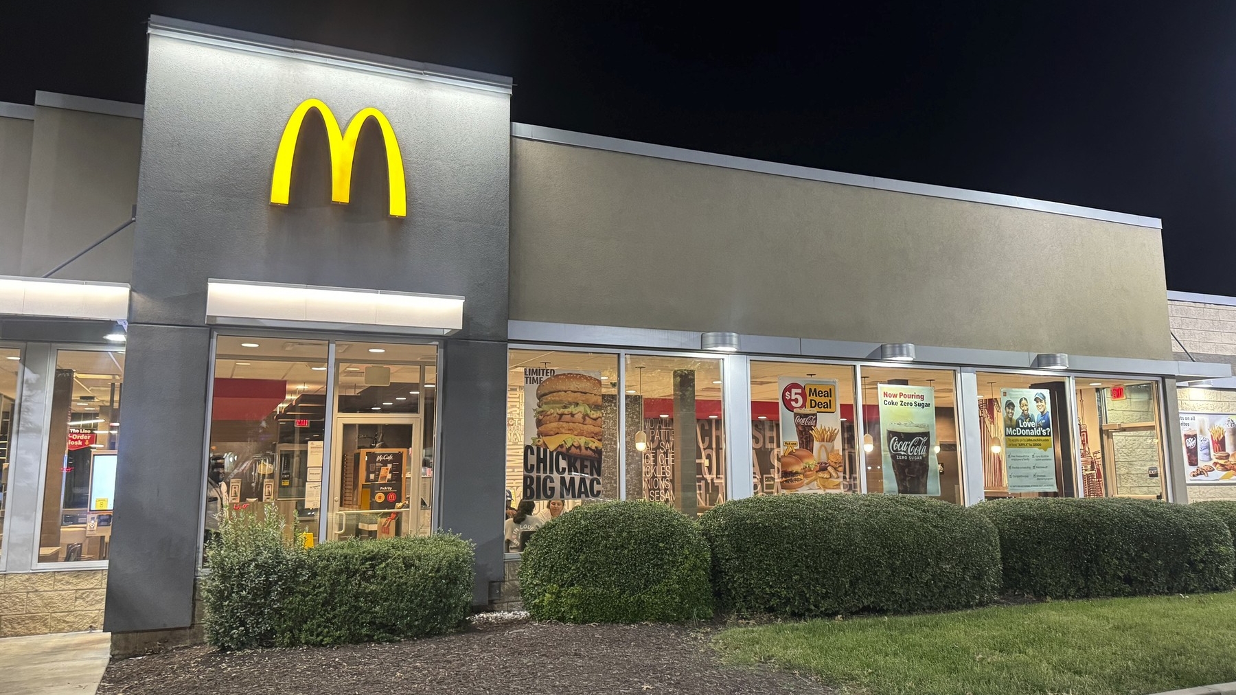 Un bărbat a murit, după ce a mâncat acest produs de la McDonald's. Alte 10 persoane au ajuns la spital de urgență