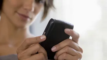 S-a inspaimantat cand s-a uitat in telefonul iubitului ei! Ce a gasit acolo a facut-o pe o tanara sa sune urgent la politie!